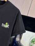 P65 DIOR迪奥2026春夏经典印花圆领短袖T恤采用280克双纱精棉，衣服偏厚使整体高透气和柔软性，高版本，三标齐全！男女同款 颜色：白色 黑色 灰色 杏色 -尺码：S M L Xl