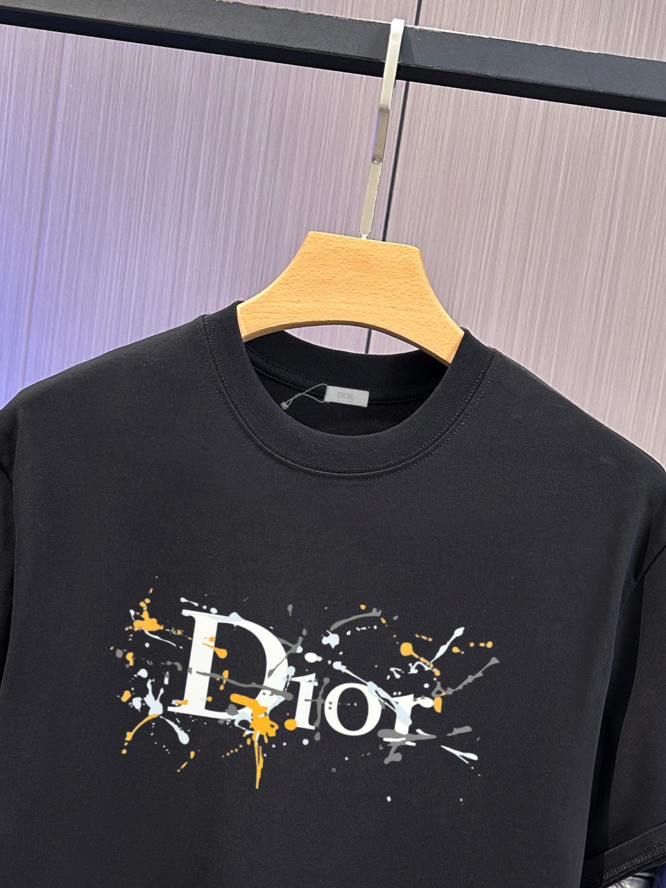 P65 DIOR迪奥2026春夏经典印花圆领短袖T恤采用280克双纱精棉，衣服偏厚使整体高透气和柔软性，高版本，三标齐全！男女同款 颜色：白色 黑色 灰色 杏色 -尺码：S M L Xl
