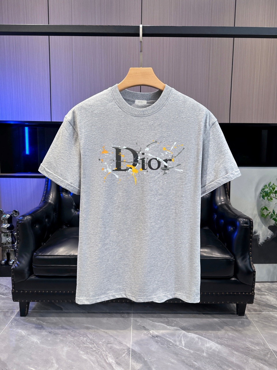 P65 DIOR迪奥2026春夏经典印花圆领短袖T恤采用280克双纱精棉，衣服偏厚使整体高透气和柔软性，高版本，三标齐全！男女同款 颜色：白色 黑色 灰色 杏色 -尺码：S M L Xl
