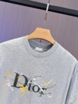 P65 DIOR迪奥2026春夏经典印花圆领短袖T恤采用280克双纱精棉，衣服偏厚使整体高透气和柔软性，高版本，三标齐全！男女同款 颜色：白色 黑色 灰色 杏色 -尺码：S M L Xl