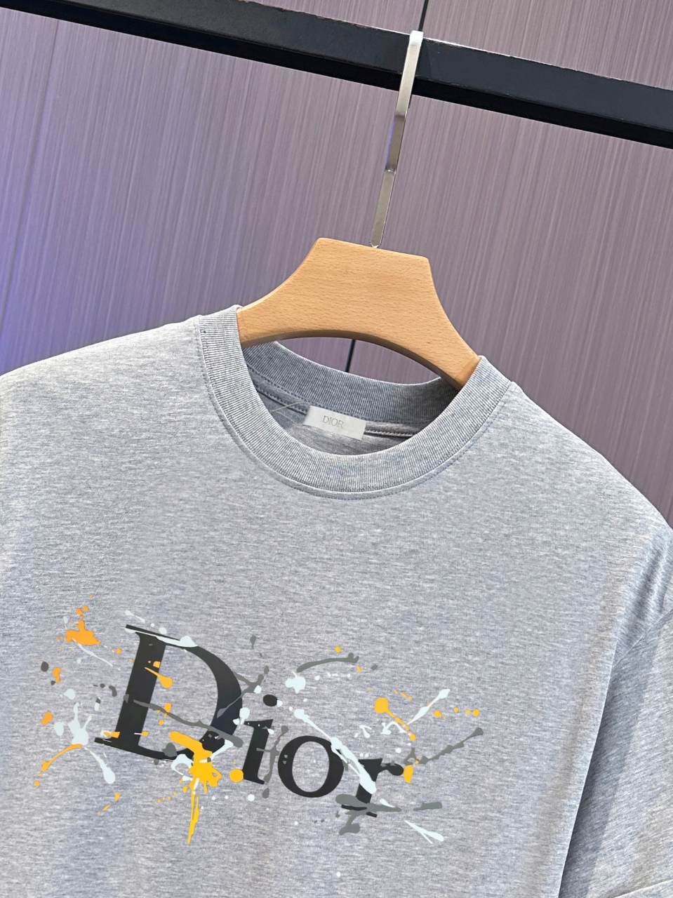 P65 DIOR迪奥2026春夏经典印花圆领短袖T恤采用280克双纱精棉，衣服偏厚使整体高透气和柔软性，高版本，三标齐全！男女同款 颜色：白色 黑色 灰色 杏色 -尺码：S M L Xl