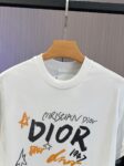 P65 DIOR迪奥2026春夏经典印花圆领短袖T恤采用280克双纱精棉，衣服偏厚使整体高透气和柔软性，高版本，三标齐全！男女同款 颜色：白色 黑色 灰色 杏色 -尺码：S M L Xl