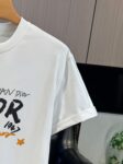 P65 DIOR迪奥2026春夏经典印花圆领短袖T恤采用280克双纱精棉，衣服偏厚使整体高透气和柔软性，高版本，三标齐全！男女同款 颜色：白色 黑色 灰色 杏色 -尺码：S M L Xl