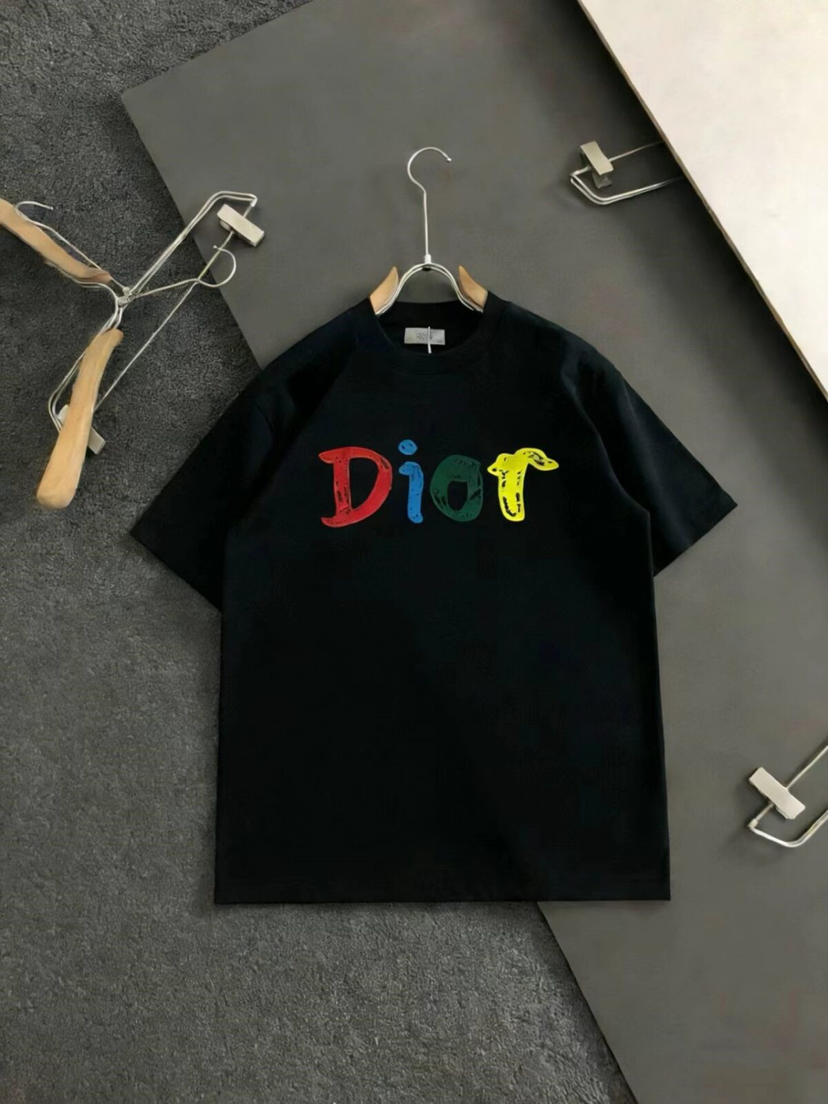 P75 原单品质] 品牌：Dior迪奥 25SS最新顶级Dior顶级胸前凹凸立体字母印花工艺短袖T恤，品牌元素标志性立体Logo 彰显品牌魅力。 面料：采用320G 高端进口纯棉双纱，新疆小棉花定织而成面料布匹洗水 添加手感与固定衣服版型。螺纹搭配1*1，同缸定染配套。 辅料：定制1:1洗水商标 工艺：定制1:1立体印花 颜色：黑-白 [男女同款] 尺码：M-XXXL宽松版型]