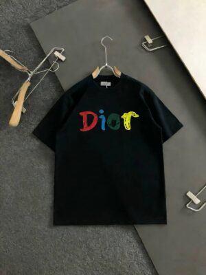 P75 原单品质] 品牌：Dior迪奥 25SS最新顶级Dior顶级胸前凹凸立体字母印花工艺短袖T恤，品牌元素标志性立体Logo 彰显品牌魅力。 面料：采用320G 高端进口纯棉双纱，新疆小棉花定织而成面料布匹洗水 添加手感与固定衣服版型。螺纹搭配1*1，同缸定染配套。 辅料：定制1:1洗水商标 工艺：定制1:1立体印花 颜色：黑-白 [男女同款] 尺码：M-XXXL宽松版型]
