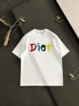 P75 原单品质] 品牌：Dior迪奥 25SS最新顶级Dior顶级胸前凹凸立体字母印花工艺短袖T恤，品牌元素标志性立体Logo 彰显品牌魅力。 面料：采用320G 高端进口纯棉双纱，新疆小棉花定织而成面料布匹洗水 添加手感与固定衣服版型。螺纹搭配1*1，同缸定染配套。 辅料：定制1:1洗水商标 工艺：定制1:1立体印花 颜色：黑-白 [男女同款] 尺码：M-XXXL宽松版型]