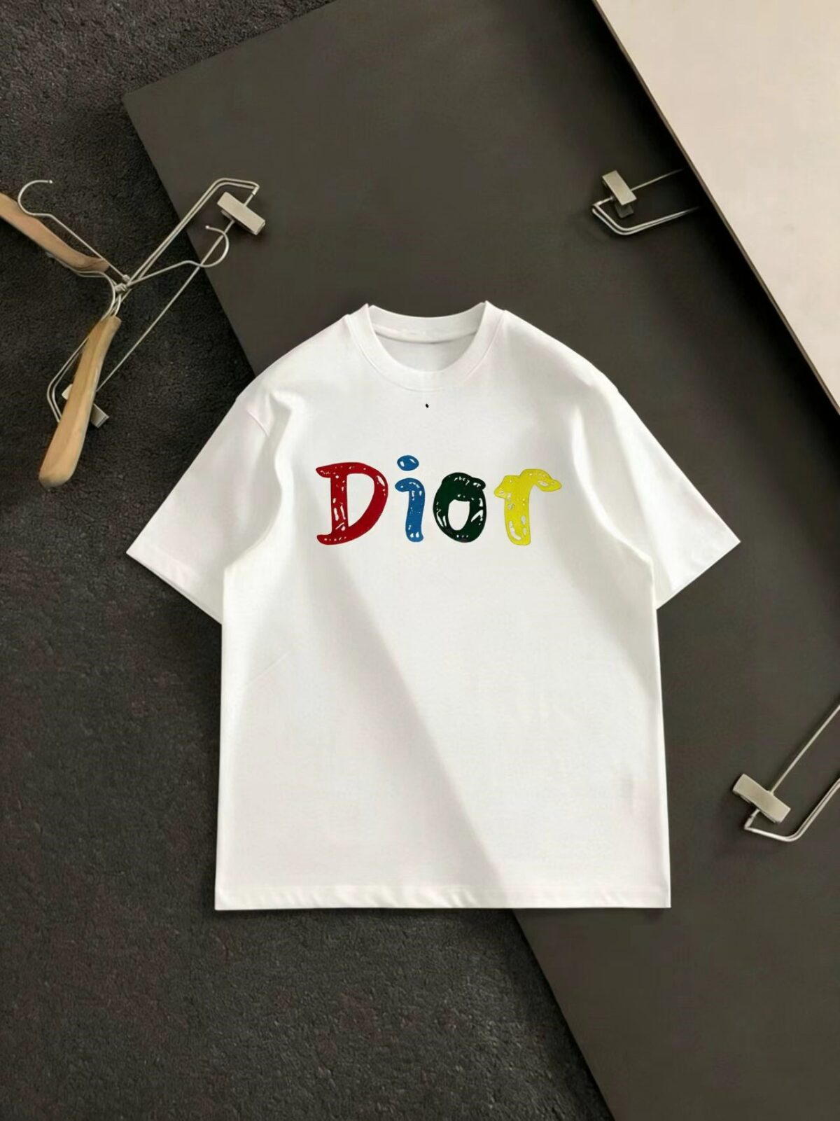 P75 原单品质] 品牌：Dior迪奥 25SS最新顶级Dior顶级胸前凹凸立体字母印花工艺短袖T恤，品牌元素标志性立体Logo 彰显品牌魅力。 面料：采用320G 高端进口纯棉双纱，新疆小棉花定织而成面料布匹洗水 添加手感与固定衣服版型。螺纹搭配1*1，同缸定染配套。 辅料：定制1:1洗水商标 工艺：定制1:1立体印花 颜色：黑-白 [男女同款] 尺码：M-XXXL宽松版型]