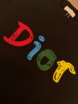 P75 原单品质] 品牌：Dior迪奥 25SS最新顶级Dior顶级胸前凹凸立体字母印花工艺短袖T恤，品牌元素标志性立体Logo 彰显品牌魅力。 面料：采用320G 高端进口纯棉双纱，新疆小棉花定织而成面料布匹洗水 添加手感与固定衣服版型。螺纹搭配1*1，同缸定染配套。 辅料：定制1:1洗水商标 工艺：定制1:1立体印花 颜色：黑-白 [男女同款] 尺码：M-XXXL宽松版型]