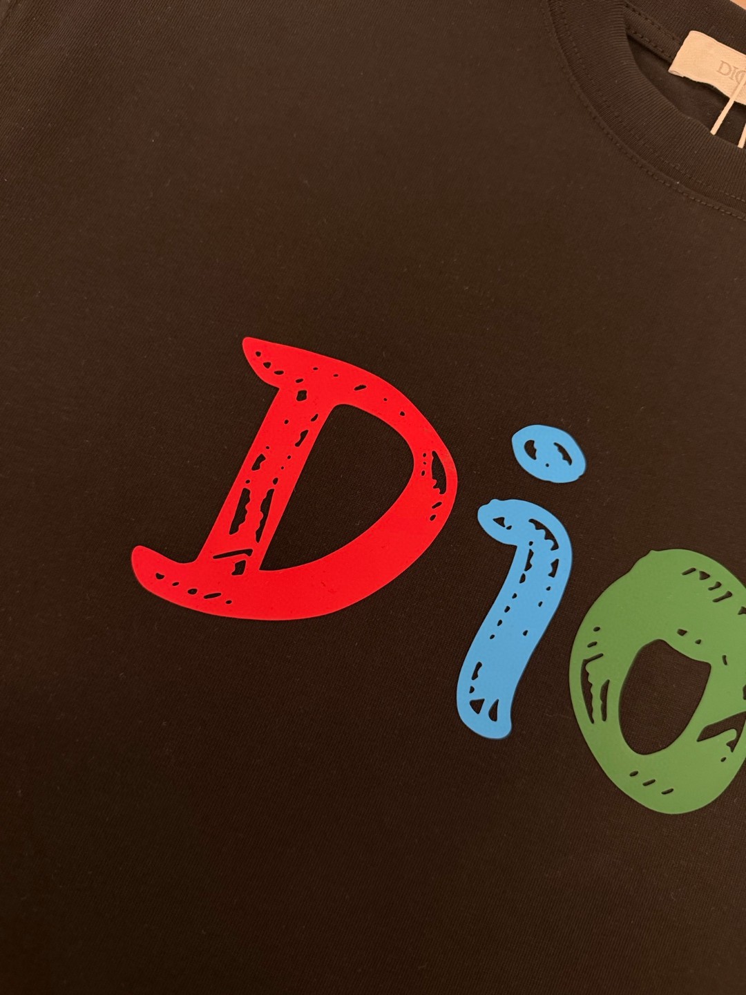 P75 原单品质] 品牌：Dior迪奥 25SS最新顶级Dior顶级胸前凹凸立体字母印花工艺短袖T恤，品牌元素标志性立体Logo 彰显品牌魅力。 面料：采用320G 高端进口纯棉双纱，新疆小棉花定织而成面料布匹洗水 添加手感与固定衣服版型。螺纹搭配1*1，同缸定染配套。 辅料：定制1:1洗水商标 工艺：定制1:1立体印花 颜色：黑-白 [男女同款] 尺码：M-XXXL宽松版型]