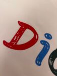 P75 原单品质] 品牌：Dior迪奥 25SS最新顶级Dior顶级胸前凹凸立体字母印花工艺短袖T恤，品牌元素标志性立体Logo 彰显品牌魅力。 面料：采用320G 高端进口纯棉双纱，新疆小棉花定织而成面料布匹洗水 添加手感与固定衣服版型。螺纹搭配1*1，同缸定染配套。 辅料：定制1:1洗水商标 工艺：定制1:1立体印花 颜色：黑-白 [男女同款] 尺码：M-XXXL宽松版型]