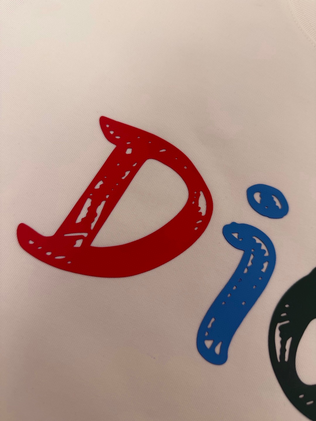 P75 原单品质] 品牌：Dior迪奥 25SS最新顶级Dior顶级胸前凹凸立体字母印花工艺短袖T恤，品牌元素标志性立体Logo 彰显品牌魅力。 面料：采用320G 高端进口纯棉双纱，新疆小棉花定织而成面料布匹洗水 添加手感与固定衣服版型。螺纹搭配1*1，同缸定染配套。 辅料：定制1:1洗水商标 工艺：定制1:1立体印花 颜色：黑-白 [男女同款] 尺码：M-XXXL宽松版型]