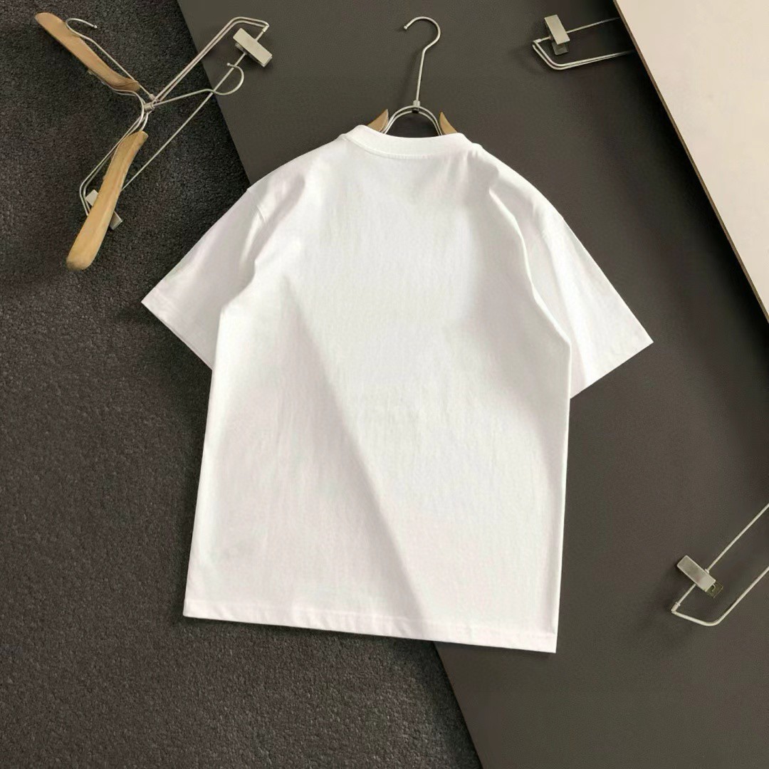 P75 原单品质] 品牌：Dior迪奥 25SS最新顶级Dior顶级胸前凹凸立体字母印花工艺短袖T恤，品牌元素标志性立体Logo 彰显品牌魅力。 面料：采用320G 高端进口纯棉双纱，新疆小棉花定织而成面料布匹洗水 添加手感与固定衣服版型。螺纹搭配1*1，同缸定染配套。 辅料：定制1:1洗水商标 工艺：定制1:1立体印花 颜色：黑-白 [男女同款] 尺码：M-XXXL宽松版型]
