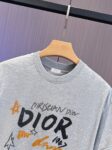 P65 DIOR迪奥2026春夏经典印花圆领短袖T恤采用280克双纱精棉，衣服偏厚使整体高透气和柔软性，高版本，三标齐全！男女同款 颜色：白色 黑色 灰色 杏色 -尺码：S M L Xl