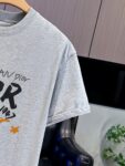 P65 DIOR迪奥2026春夏经典印花圆领短袖T恤采用280克双纱精棉，衣服偏厚使整体高透气和柔软性，高版本，三标齐全！男女同款 颜色：白色 黑色 灰色 杏色 -尺码：S M L Xl