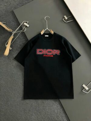P75 Dio 迪奥 2025春夏新款男女同款👫短袖T恤，专柜同步发售！定制专属250克纯棉面料，定制原版工艺螺纹，胸前logo图案压胶工艺设计！简约大方，从容百搭，档次极高，完美融入时尚还有风情感一款完美符合外穿的顶尖时髦气质款！整体给人浑然天成的感觉！极致经典的百搭型短袖T恤，采用最新的立体字母logo烫画 元素设计！极致的重工极致的完美！追求高品质的粉丝们请自行抢购，诚邀所有识货的粉丝一同鉴赏此款！！颜色：黑色 白色 尺码：M-XXXL