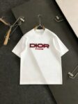 P75 Dio 迪奥 2025春夏新款男女同款👫短袖T恤，专柜同步发售！定制专属250克纯棉面料，定制原版工艺螺纹，胸前logo图案压胶工艺设计！简约大方，从容百搭，档次极高，完美融入时尚还有风情感一款完美符合外穿的顶尖时髦气质款！整体给人浑然天成的感觉！极致经典的百搭型短袖T恤，采用最新的立体字母logo烫画 元素设计！极致的重工极致的完美！追求高品质的粉丝们请自行抢购，诚邀所有识货的粉丝一同鉴赏此款！！颜色：黑色 白色 尺码：M-XXXL