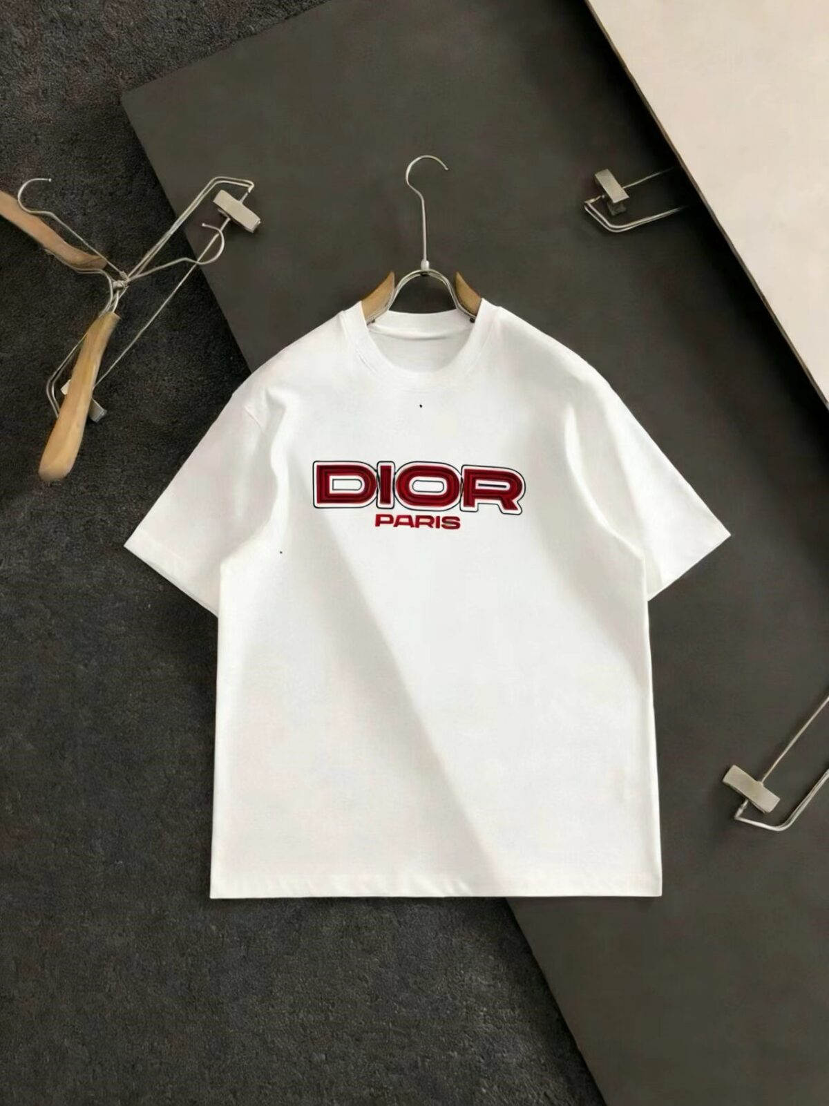 P75 Dio 迪奥 2025春夏新款男女同款👫短袖T恤，专柜同步发售！定制专属250克纯棉面料，定制原版工艺螺纹，胸前logo图案压胶工艺设计！简约大方，从容百搭，档次极高，完美融入时尚还有风情感一款完美符合外穿的顶尖时髦气质款！整体给人浑然天成的感觉！极致经典的百搭型短袖T恤，采用最新的立体字母logo烫画 元素设计！极致的重工极致的完美！追求高品质的粉丝们请自行抢购，诚邀所有识货的粉丝一同鉴赏此款！！颜色：黑色 白色 尺码：M-XXXL