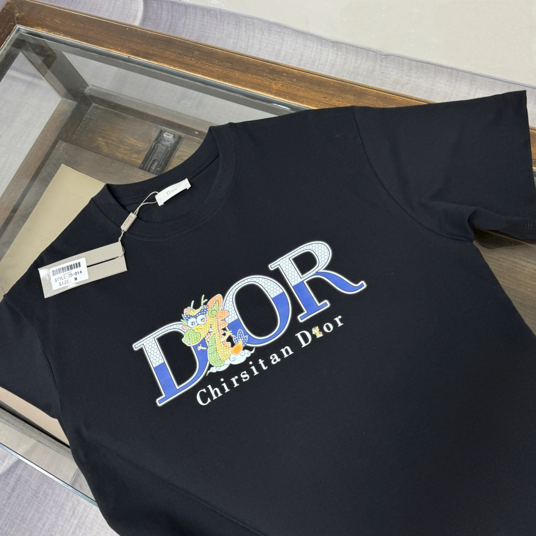 P75 D✨DIOR 迪奥 26SS最新款短袖T恤，绝对的顶级爆款，胸前立体印花logo图案精美，细节处处动人，非常独特的设计，大气，简约，基础，耐看，但又独具风格，结合了一款优质短袖的所有特点，百搭有型，轻松的就能营造各种风格！黄金比例的衣身裁剪设计，客供定制面料，亲肤透气，非常享受的穿着感，让人一看便觉得非常的高级不凡！ 颜色：黑色 白色 码数：M L XL XXL XXXL（下单请报身高体重！）