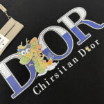 P75 D✨DIOR 迪奥 26SS最新款短袖T恤，绝对的顶级爆款，胸前立体印花logo图案精美，细节处处动人，非常独特的设计，大气，简约，基础，耐看，但又独具风格，结合了一款优质短袖的所有特点，百搭有型，轻松的就能营造各种风格！黄金比例的衣身裁剪设计，客供定制面料，亲肤透气，非常享受的穿着感，让人一看便觉得非常的高级不凡！ 颜色：黑色 白色 码数：M L XL XXL XXXL（下单请报身高体重！）