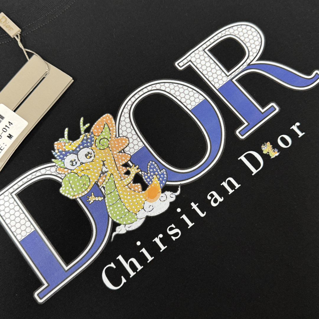 P75 D✨DIOR 迪奥 26SS最新款短袖T恤，绝对的顶级爆款，胸前立体印花logo图案精美，细节处处动人，非常独特的设计，大气，简约，基础，耐看，但又独具风格，结合了一款优质短袖的所有特点，百搭有型，轻松的就能营造各种风格！黄金比例的衣身裁剪设计，客供定制面料，亲肤透气，非常享受的穿着感，让人一看便觉得非常的高级不凡！ 颜色：黑色 白色 码数：M L XL XXL XXXL（下单请报身高体重！）