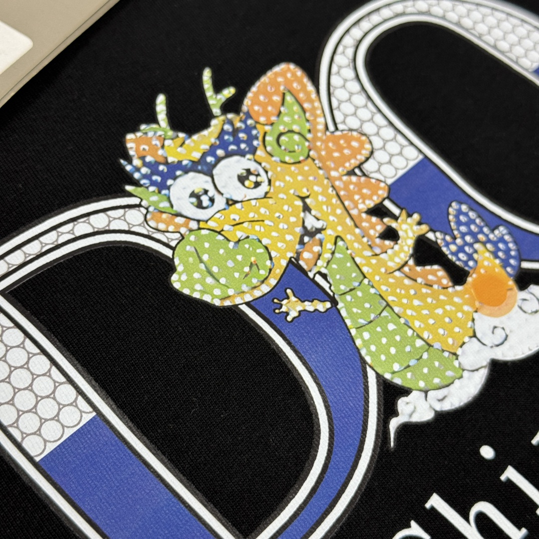 P75 D✨DIOR 迪奥 26SS最新款短袖T恤，绝对的顶级爆款，胸前立体印花logo图案精美，细节处处动人，非常独特的设计，大气，简约，基础，耐看，但又独具风格，结合了一款优质短袖的所有特点，百搭有型，轻松的就能营造各种风格！黄金比例的衣身裁剪设计，客供定制面料，亲肤透气，非常享受的穿着感，让人一看便觉得非常的高级不凡！ 颜色：黑色 白色 码数：M L XL XXL XXXL（下单请报身高体重！）