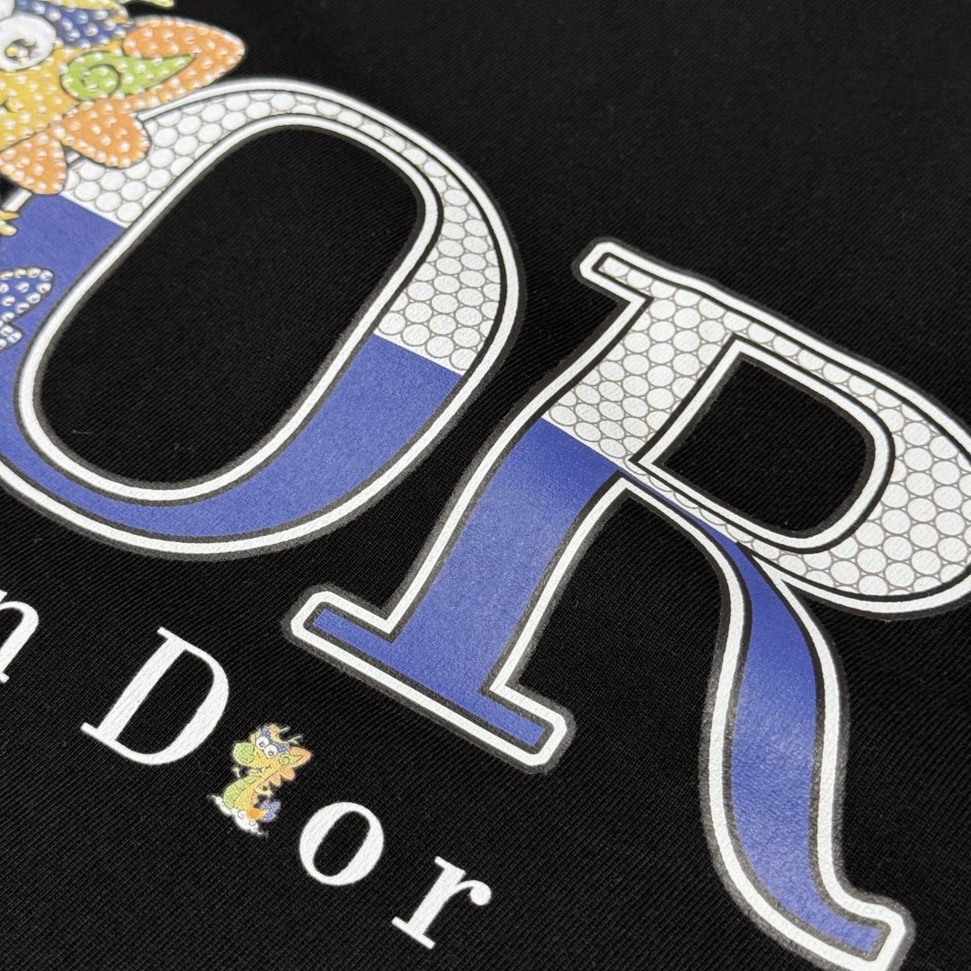 P75 D✨DIOR 迪奥 26SS最新款短袖T恤，绝对的顶级爆款，胸前立体印花logo图案精美，细节处处动人，非常独特的设计，大气，简约，基础，耐看，但又独具风格，结合了一款优质短袖的所有特点，百搭有型，轻松的就能营造各种风格！黄金比例的衣身裁剪设计，客供定制面料，亲肤透气，非常享受的穿着感，让人一看便觉得非常的高级不凡！ 颜色：黑色 白色 码数：M L XL XXL XXXL（下单请报身高体重！）