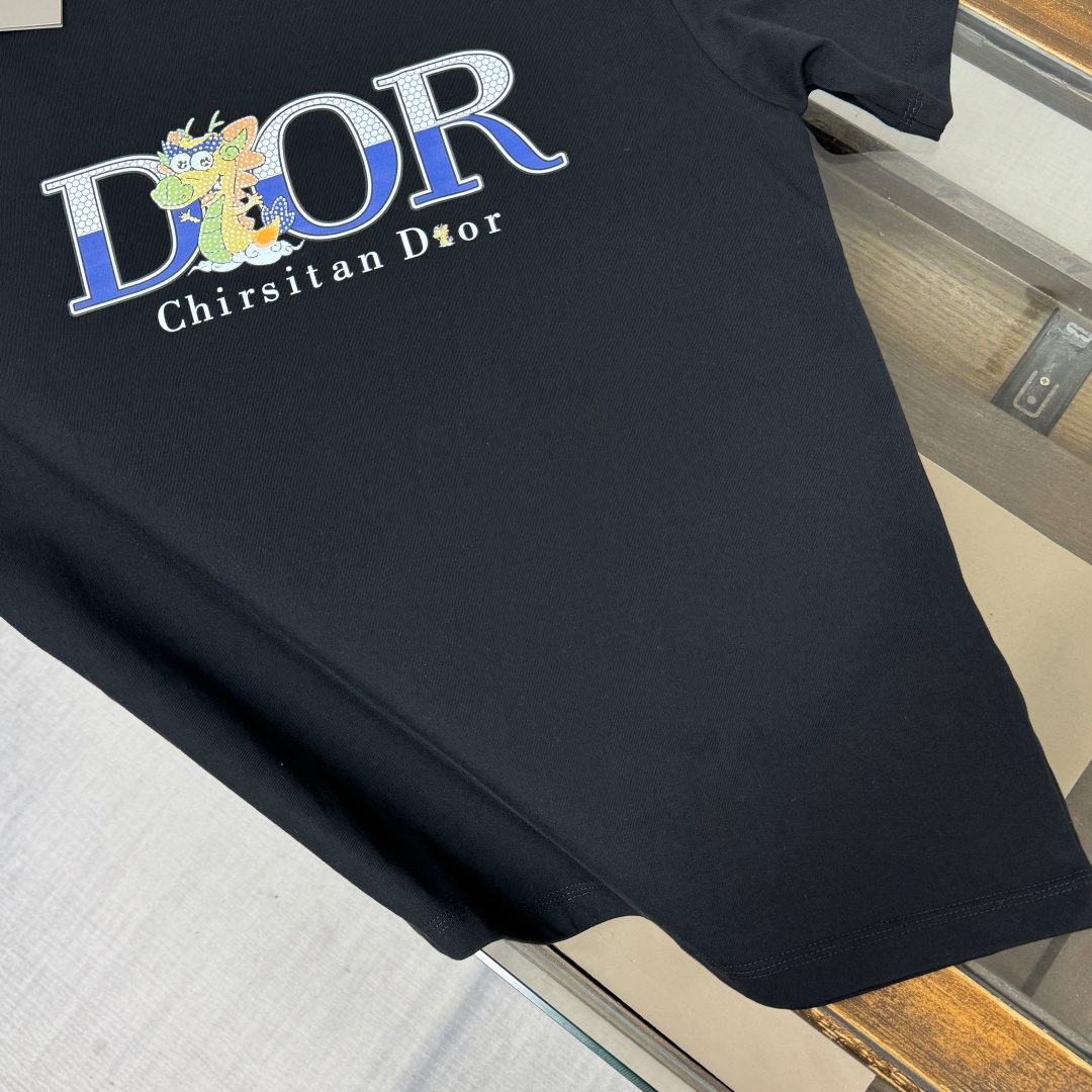 P75 D✨DIOR 迪奥 26SS最新款短袖T恤，绝对的顶级爆款，胸前立体印花logo图案精美，细节处处动人，非常独特的设计，大气，简约，基础，耐看，但又独具风格，结合了一款优质短袖的所有特点，百搭有型，轻松的就能营造各种风格！黄金比例的衣身裁剪设计，客供定制面料，亲肤透气，非常享受的穿着感，让人一看便觉得非常的高级不凡！ 颜色：黑色 白色 码数：M L XL XXL XXXL（下单请报身高体重！）