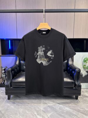 P65 DIOR迪奥2026春夏经典印花圆领短袖T恤采用280克双纱精棉，衣服偏厚使整体高透气和柔软性，高版本，三标齐全！男女同款 颜色：白色 黑色 灰色 杏色 -尺码：S M L Xl