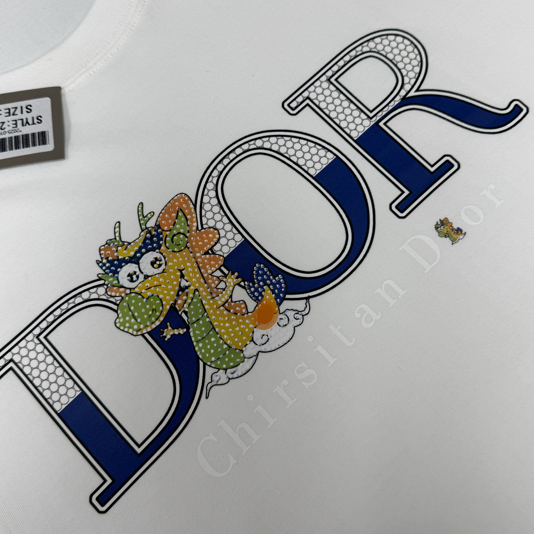 P75 D✨DIOR 迪奥 26SS最新款短袖T恤，绝对的顶级爆款，胸前立体印花logo图案精美，细节处处动人，非常独特的设计，大气，简约，基础，耐看，但又独具风格，结合了一款优质短袖的所有特点，百搭有型，轻松的就能营造各种风格！黄金比例的衣身裁剪设计，客供定制面料，亲肤透气，非常享受的穿着感，让人一看便觉得非常的高级不凡！ 颜色：黑色 白色 码数：M L XL XXL XXXL（下单请报身高体重！）