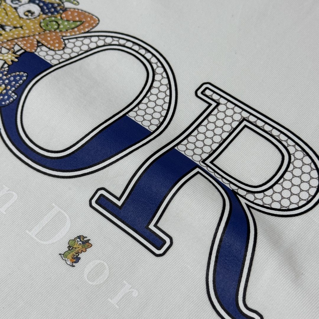 P75 D✨DIOR 迪奥 26SS最新款短袖T恤，绝对的顶级爆款，胸前立体印花logo图案精美，细节处处动人，非常独特的设计，大气，简约，基础，耐看，但又独具风格，结合了一款优质短袖的所有特点，百搭有型，轻松的就能营造各种风格！黄金比例的衣身裁剪设计，客供定制面料，亲肤透气，非常享受的穿着感，让人一看便觉得非常的高级不凡！ 颜色：黑色 白色 码数：M L XL XXL XXXL（下单请报身高体重！）
