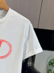 P65 DIOR迪奥2026春夏经典印花圆领短袖T恤采用280克双纱精棉，衣服偏厚使整体高透气和柔软性，高版本，三标齐全！男女同款 颜色：白色 黑色 灰色 杏色 -尺码：S M L Xl