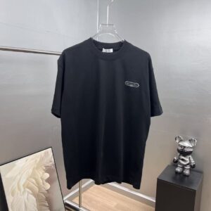 P75 dio～cd迪奥 1947刺绣徽章 《区别通货面料》双纱纯棉紧密纱线短袖T恤， 上身十分舒适，男女同款半袖，落肩宽松版型 颜色: 黑色 白色 咖啡色 尺码：S（90-130斤） M（125-150斤） L（135-165斤） XL（160-190斤） XXL（185-220斤）