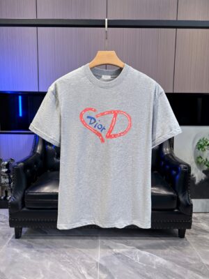 P65 DIOR迪奥2026春夏经典印花圆领短袖T恤采用280克双纱精棉，衣服偏厚使整体高透气和柔软性，高版本，三标齐全！男女同款 颜色：白色 黑色 灰色 杏色 -尺码：S M L Xl