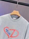 P65 DIOR迪奥2026春夏经典印花圆领短袖T恤采用280克双纱精棉，衣服偏厚使整体高透气和柔软性，高版本，三标齐全！男女同款 颜色：白色 黑色 灰色 杏色 -尺码：S M L Xl