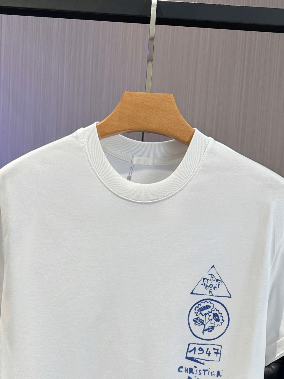 P65 DIOR迪奥2026春夏经典印花圆领短袖T恤采用280克双纱精棉，衣服偏厚使整体高透气和柔软性，高版本，三标齐全！男女同款 颜色：白色 黑色 灰色 杏色 -尺码：S M L Xl