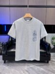 P65 DIOR迪奥2026春夏经典印花圆领短袖T恤采用280克双纱精棉，衣服偏厚使整体高透气和柔软性，高版本，三标齐全！男女同款 颜色：白色 黑色 灰色 杏色 -尺码：S M L Xl