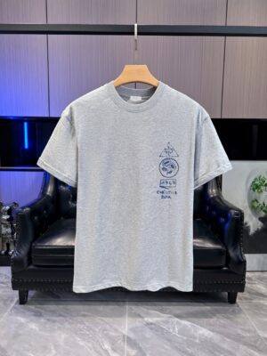 P65 DIOR迪奥2026春夏经典印花圆领短袖T恤采用280克双纱精棉，衣服偏厚使整体高透气和柔软性，高版本，三标齐全！男女同款 颜色：白色 黑色 灰色 杏色 -尺码：S M L Xl