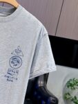 P65 DIOR迪奥2026春夏经典印花圆领短袖T恤采用280克双纱精棉，衣服偏厚使整体高透气和柔软性，高版本，三标齐全！男女同款 颜色：白色 黑色 灰色 杏色 -尺码：S M L Xl