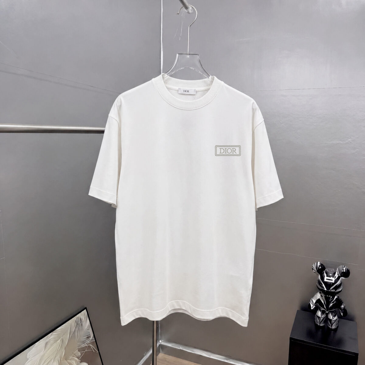 P75 Dio～胸前字母刺绣 《区别通货面料》 7a抗菌短袖tee 上身十分舒适，男女同款半袖，落肩宽松版型 颜色: 黑色 白色 咖啡色 尺码：S（90-130斤） M（125-150斤） L（135-165斤） XL（160-190斤） XXL（185-220斤）