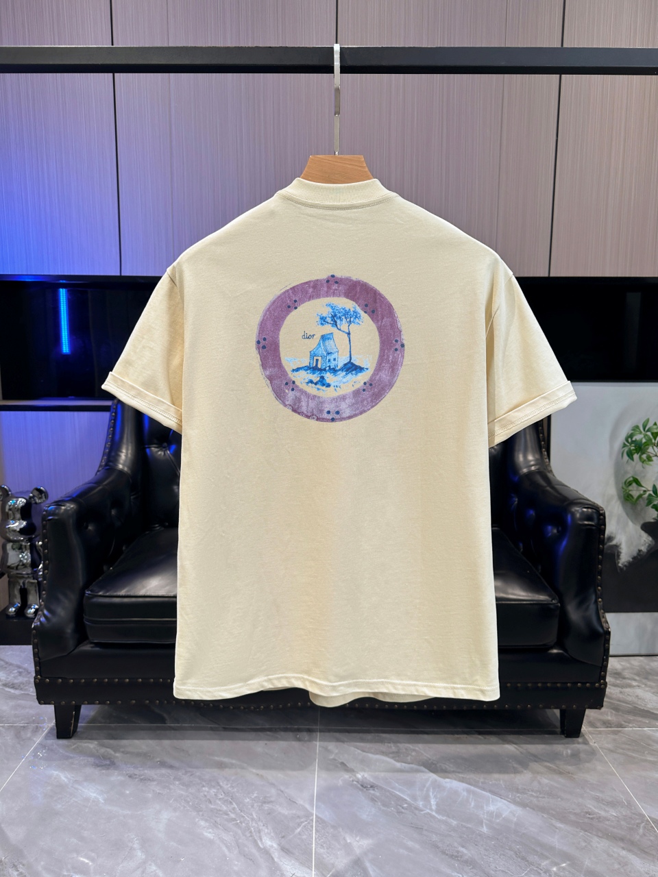 P65 DIOR迪奥2026春夏经典印花圆领短袖T恤采用280克双纱精棉，衣服偏厚使整体高透气和柔软性，高版本，三标齐全！男女同款 颜色：白色 黑色 灰色 杏色 -尺码：S M L Xl