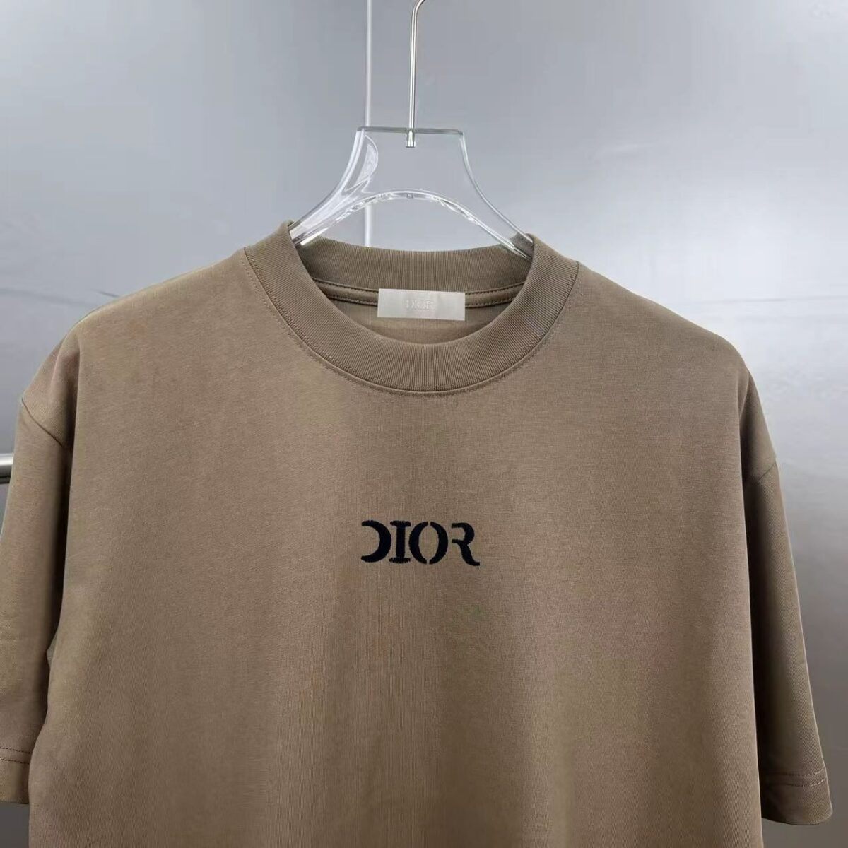 P75 Dio～胸前字母刺绣 《区别通货面料》 7a抗菌短袖tee 上身十分舒适，男女同款半袖，落肩宽松版型 颜色: 黑色 白色 咖啡色 尺码：S（90-130斤） M（125-150斤） L（135-165斤） XL（160-190斤） XXL（185-220斤）