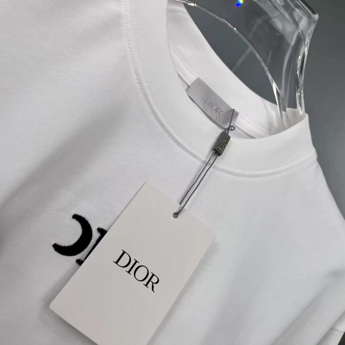 P75 Dio～胸前字母刺绣 《区别通货面料》 7a抗菌短袖tee 上身十分舒适，男女同款半袖，落肩宽松版型 颜色: 黑色 白色 咖啡色 尺码：S（90-130斤） M（125-150斤） L（135-165斤） XL（160-190斤） XXL（185-220斤）