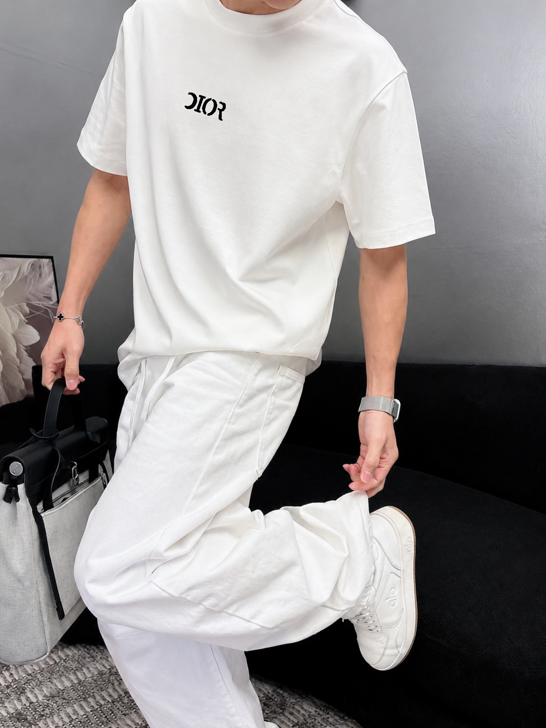P75 Dio～胸前字母刺绣 《区别通货面料》 7a抗菌短袖tee 上身十分舒适，男女同款半袖，落肩宽松版型 颜色: 黑色 白色 咖啡色 尺码：S（90-130斤） M（125-150斤） L（135-165斤） XL（160-190斤） XXL（185-220斤）