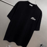 weigou_185880_2_6dd476b98b P75 dio~ 迪奥胸前签名logo字母刺绣,官方同款 《区别通货面料》7a抗菌短袖tee 上身十分舒适,男女同款半袖,落肩宽松版型 颜色: 黑色 白色 咖啡色 尺码:S(90-130斤) M(125-150斤) L(135-165斤) XL(160-190斤) XXL(185-220斤)