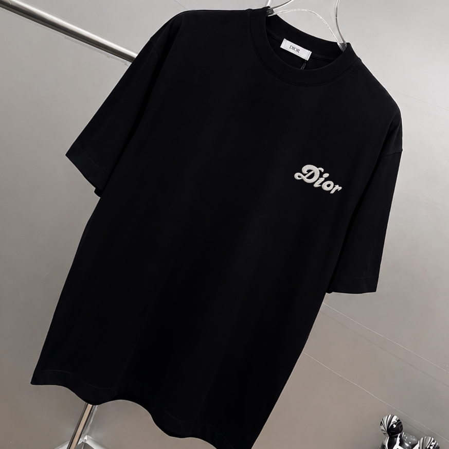 weigou_185880_2_6dd476b98b P75 dio~ 迪奥胸前签名logo字母刺绣,官方同款 《区别通货面料》7a抗菌短袖tee 上身十分舒适,男女同款半袖,落肩宽松版型 颜色: 黑色 白色 咖啡色 尺码:S(90-130斤) M(125-150斤) L(135-165斤) XL(160-190斤) XXL(185-220斤)