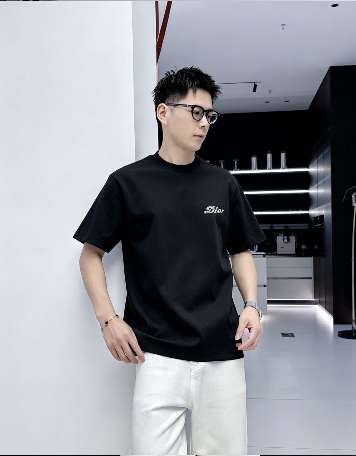 weigou_185880_6_841c7ed2a7 P75 dio~ 迪奥胸前签名logo字母刺绣,官方同款 《区别通货面料》7a抗菌短袖tee 上身十分舒适,男女同款半袖,落肩宽松版型 颜色: 黑色 白色 咖啡色 尺码:S(90-130斤) M(125-150斤) L(135-165斤) XL(160-190斤) XXL(185-220斤)