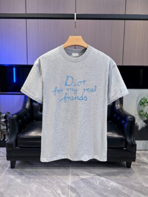 P65 DIOR迪奥2026春夏经典印花圆领短袖T恤采用280克双纱精棉，衣服偏厚使整体高透气和柔软性，高版本，三标齐全！男女同款 颜色：白色 黑色 灰色 杏色 -尺码：S M L Xl