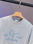 P65 DIOR迪奥2026春夏经典印花圆领短袖T恤采用280克双纱精棉，衣服偏厚使整体高透气和柔软性，高版本，三标齐全！男女同款 颜色：白色 黑色 灰色 杏色 -尺码：S M L Xl