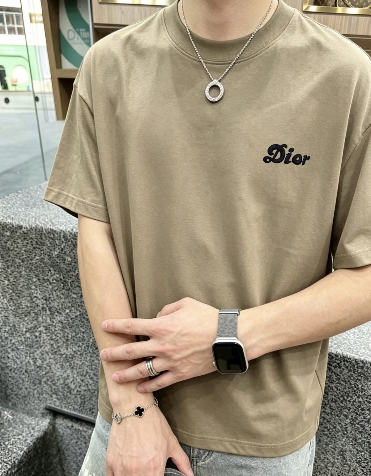 weigou_185908_7_f7c2281bea P75 dio~ 迪奥胸前签名logo字母刺绣,官方同款 《区别通货面料》7a抗菌短袖tee 上身十分舒适,男女同款半袖,落肩宽松版型 颜色: 黑色 白色 咖啡色 尺码:S(90-130斤) M(125-150斤) L(135-165斤) XL(160-190斤) XXL(185-220斤)