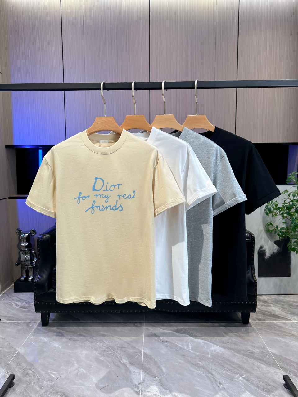 P65 DIOR迪奥2026春夏经典印花圆领短袖T恤采用280克双纱精棉，衣服偏厚使整体高透气和柔软性，高版本，三标齐全！男女同款 颜色：白色 黑色 灰色 杏色 -尺码：S M L Xl